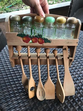 Porta spezie in legno con accessori da parete vint