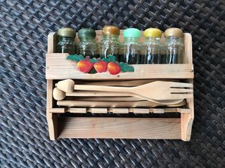 Porta spezie in legno con accessori da parete vint