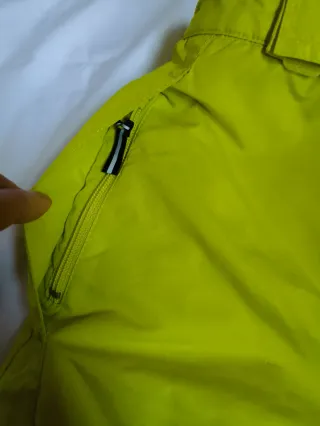Pantalón de nieve amarillo Talla 8-10 años.
