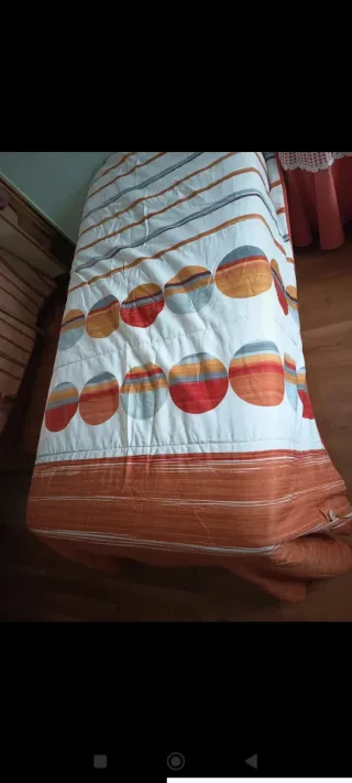 Edredón naranja y blanco