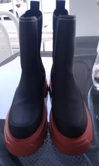 Botas Hoff Negras y Rojas