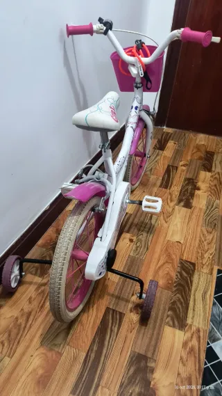 Bicicleta infantil rosa y blanca