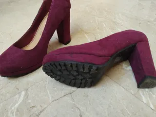 Zapatos de tacón morados 