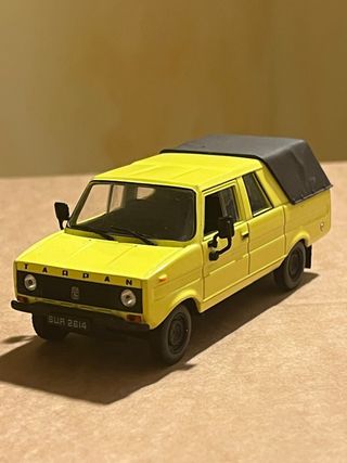 Tarpan modello auto giallo