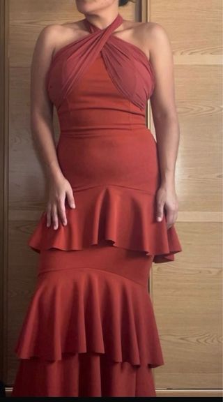 Vestido de fiesta naranja con volantes.