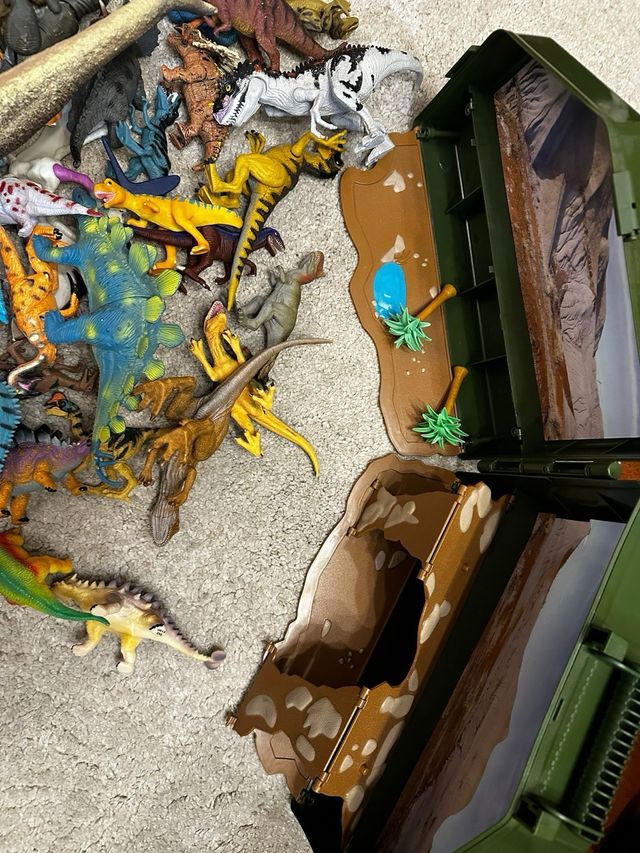 Pacchetto dinosauri, camion e valigetta