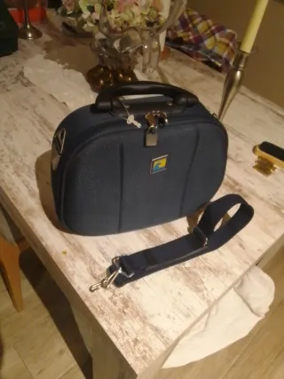 Neceser de viaje azul con asa y correa