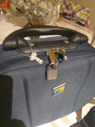 Neceser de viaje azul con asa y correa