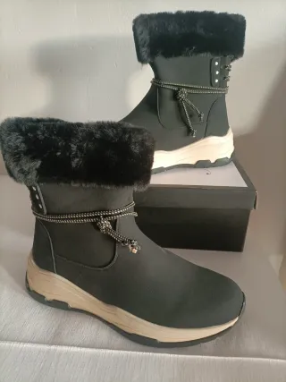 Botines negros con pelo y suela beige