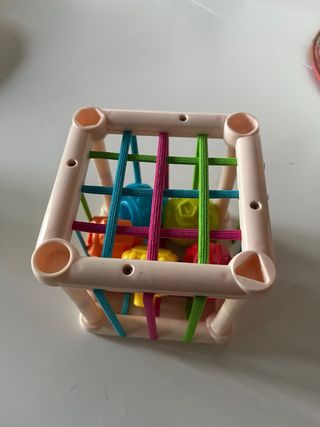Cubo con cuerdas y sonajeros  Bebé 6-12meses