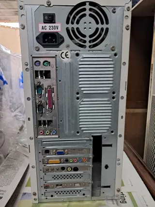 Torre Ordenador Vintage Gigabyte, LG Plata y Azul