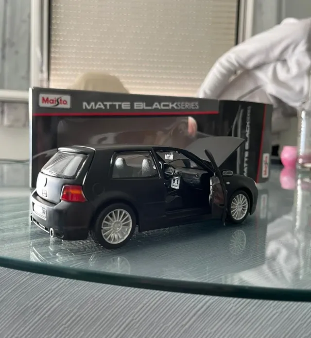Coche a escala VW Golf R32 1:24
