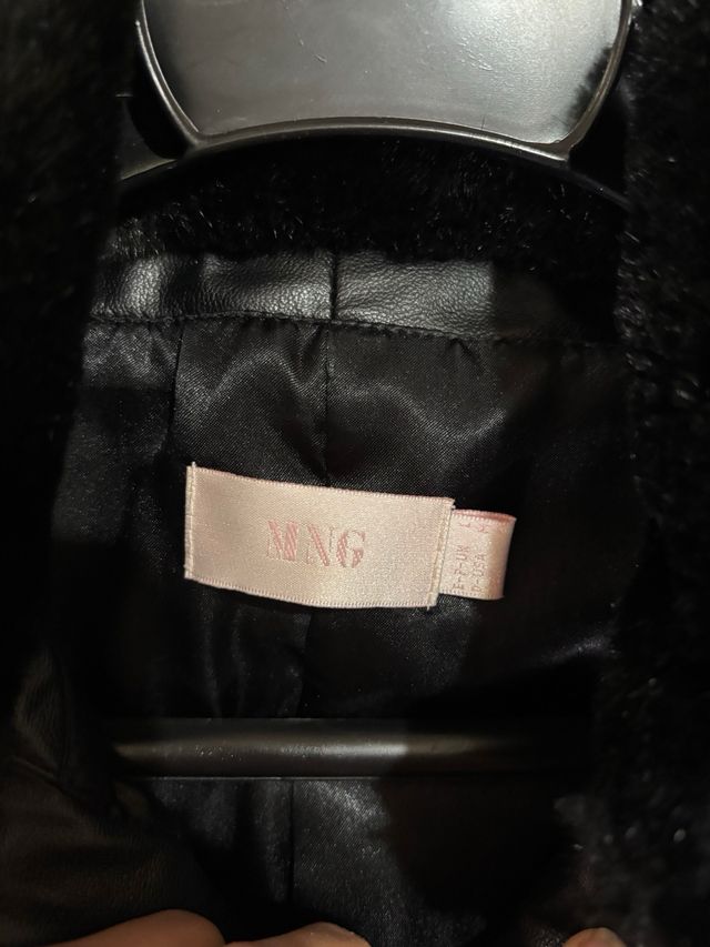 Cazadora negra pelo sintético