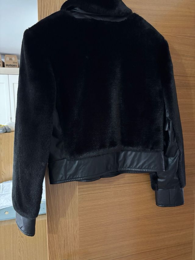 Cazadora negra pelo sintético