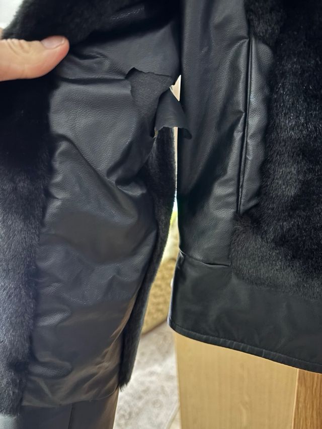 Cazadora negra pelo sintético