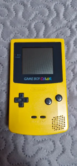 Consola Game Boy Color Amarilla + Juegos.
ESCUCHO 