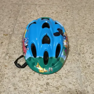 Bicicleta infantil blanca y azul marca Btwin