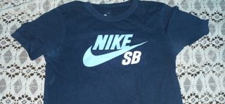 Camiseta Nike SB Negra y Verde