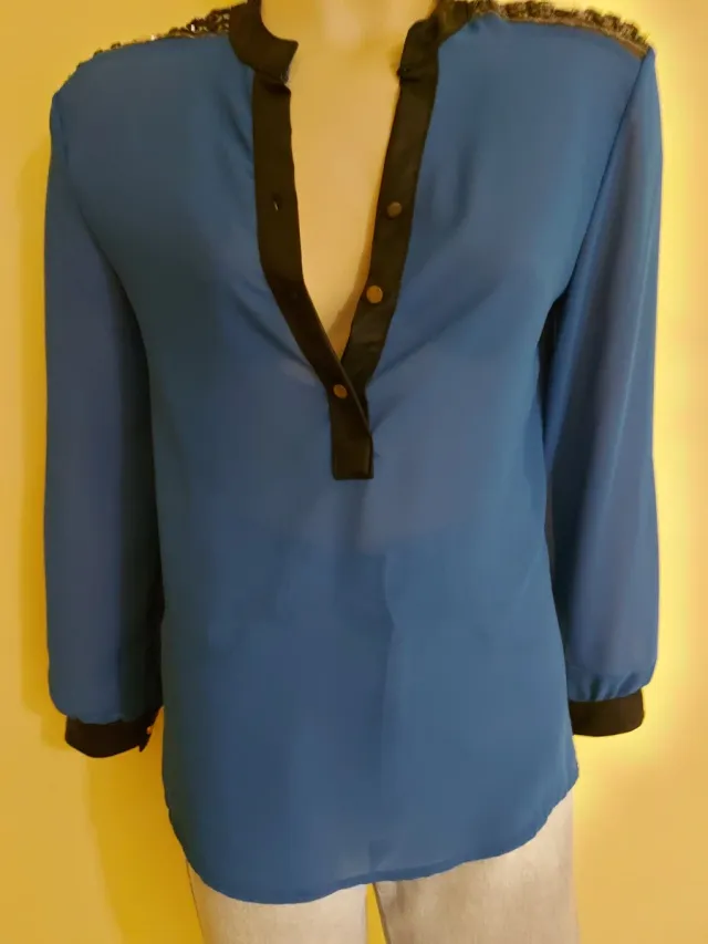 Camisa gasa pedrería hombros