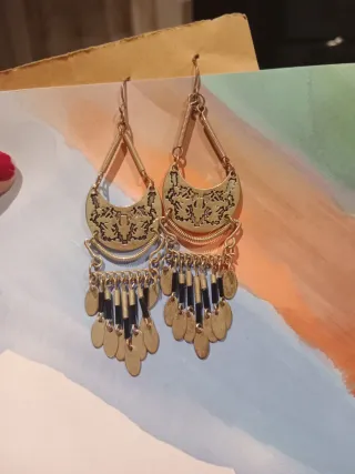 Pendientes largos plateados con detalles negros