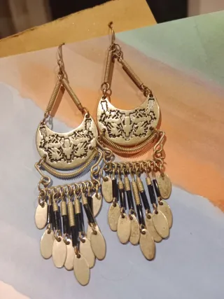 Pendientes largos plateados con detalles negros