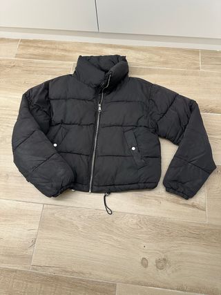 Chaquetón plumífero negro corto