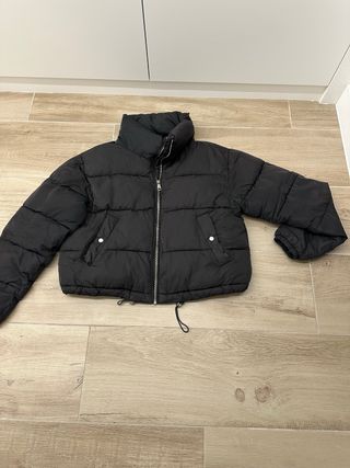 Chaquetón plumífero negro corto