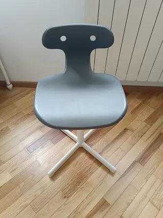 Sedia girevole grigia per scrivania