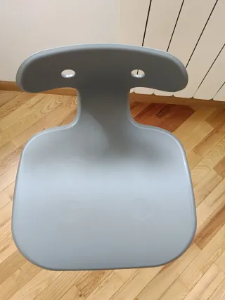 Sedia girevole grigia per scrivania