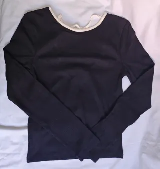 Camiseta MANGO Teen Girl negra con cuello blanco 