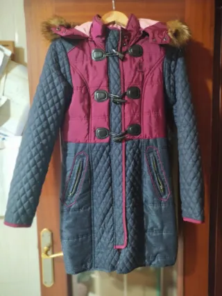 Abrigo acolchado granate y azul