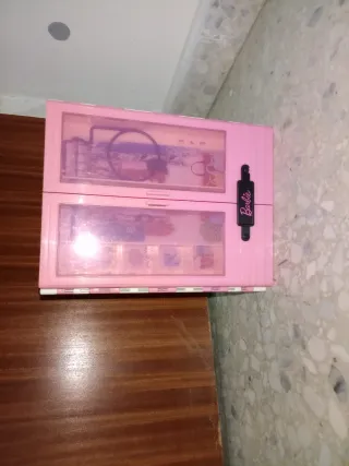Es amario de la marca barbie en muy buen estado