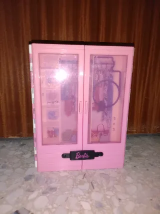 Es amario de la marca barbie en muy buen estado