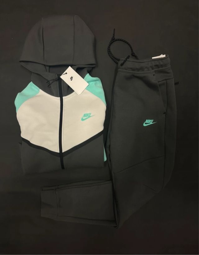 Conjunto Nike Tech Gris y Turquesa