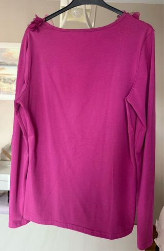 Camiseta cuello pétalos rosa