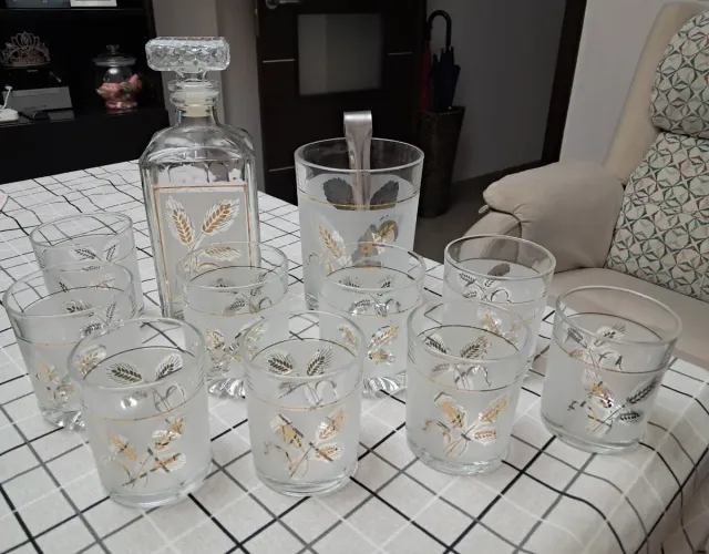 Juego de vasos de cristal dorado