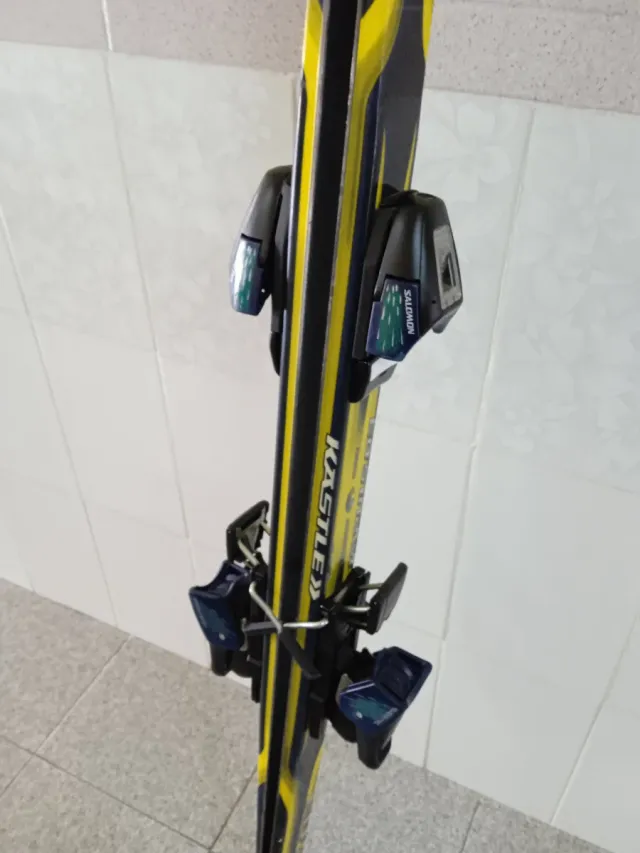 Esquís Kastle con fijaciones Salomon