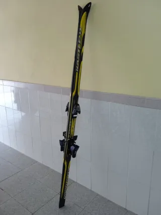 Esquís Kastle con fijaciones Salomon