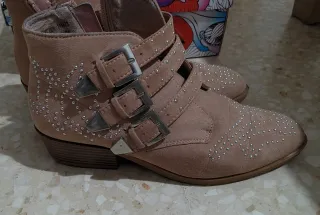 Botas Primark tachuelas rosa maquillaje