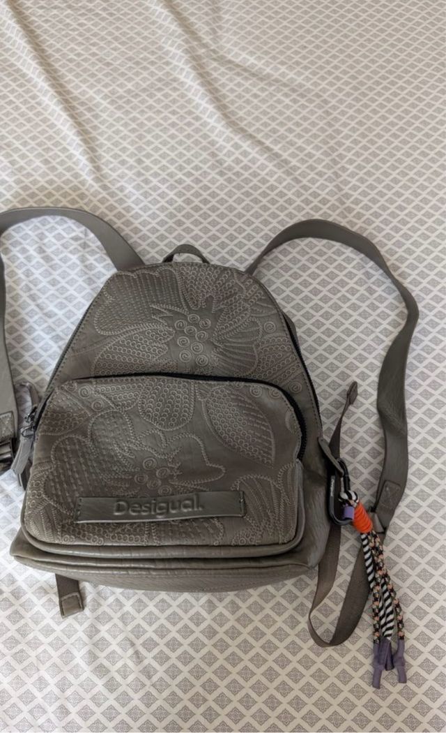 Zaino grigio Desigual con goffratura floreale