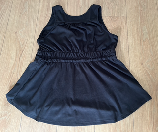 camiseta de tirantes negra con fruncido y lazada