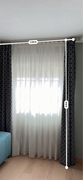 Cortinas salón con barras y cojines