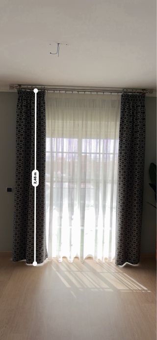 Cortinas salón con barras y cojines