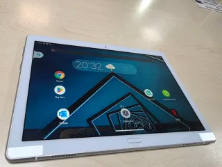 Tablet Lenovo Plata y Blanca