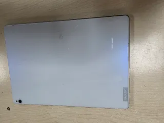 Tablet Lenovo Plata y Blanca