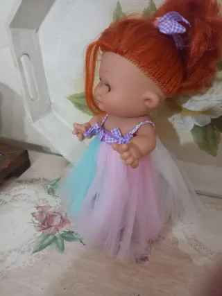 Bambola con capelli rossi e vestito arcobaleno