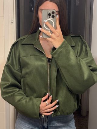 Bomber ante verde militar