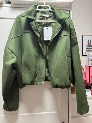 Bomber ante verde militar