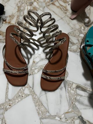 Sandali bassi snake print allacciati