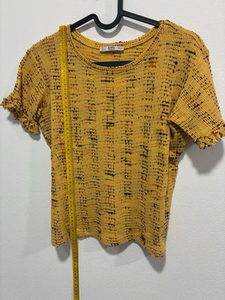 Camiseta Zara amarilla con estampado